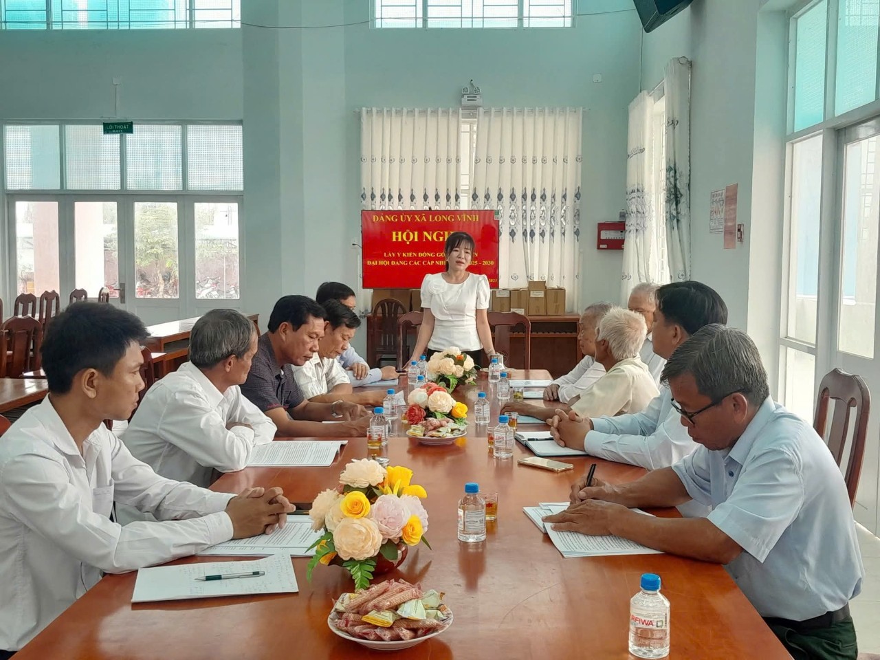 Đảng ủy xã Long Vĩnh tổ chức Hội nghị lấy ý kiến đóng góp Dự thảo Văn kiện Đại hội Đảng bộ tỉnh Vĩnh Long lần thứ XII, nhiệm kỳ 2025-2030 trong các đồng chí nguyên lãnh đạo qua các thời kỳ