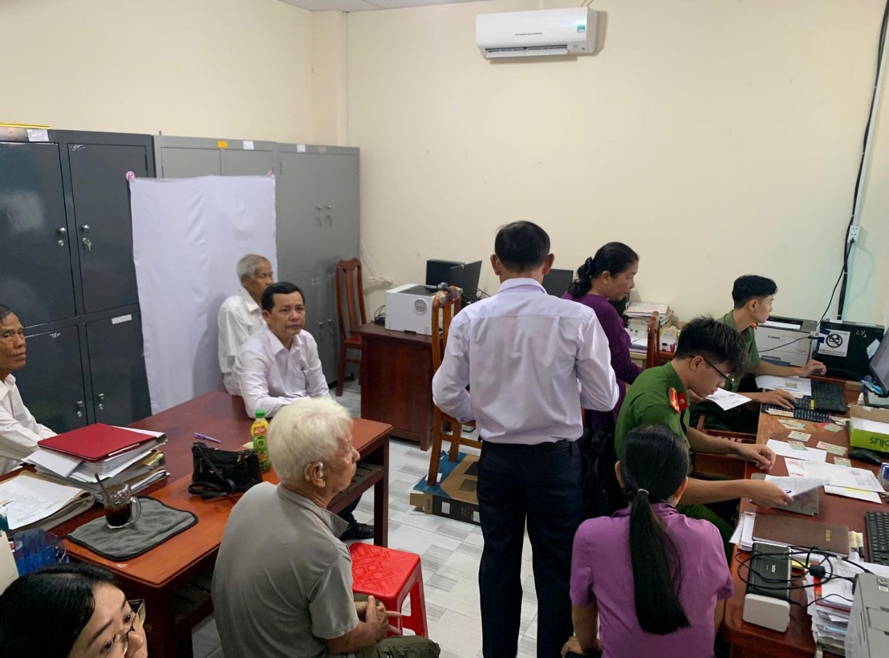 Công an xã Long Vĩnh tổ chức cấp đổi thẻ đảng viên