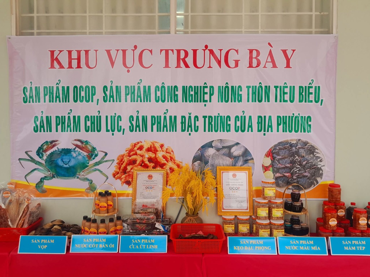 Trưng bày các sản phẩm OCOP tiêu biểu, chủ lực và bánh dân gian tại Đại hội đại biểu Đảng bộ xã Long Vĩnh, lần thứ XIV, nhiệm kỳ 2025-2030