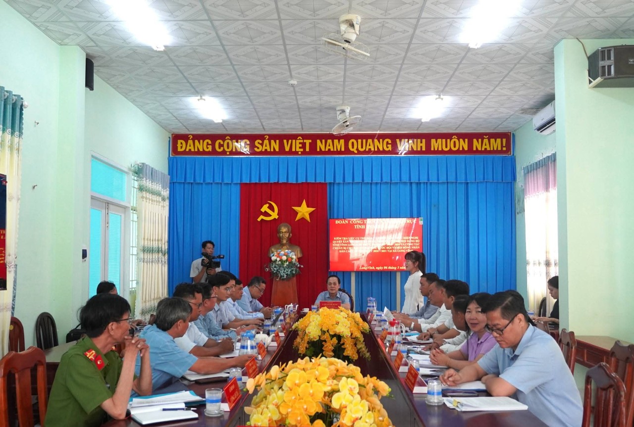 Đoàn công tác Tỉnh ủy kiểm tra công tác triển khai nghị quyết và chuẩn bị bầu cử tại xã Long Vĩnh