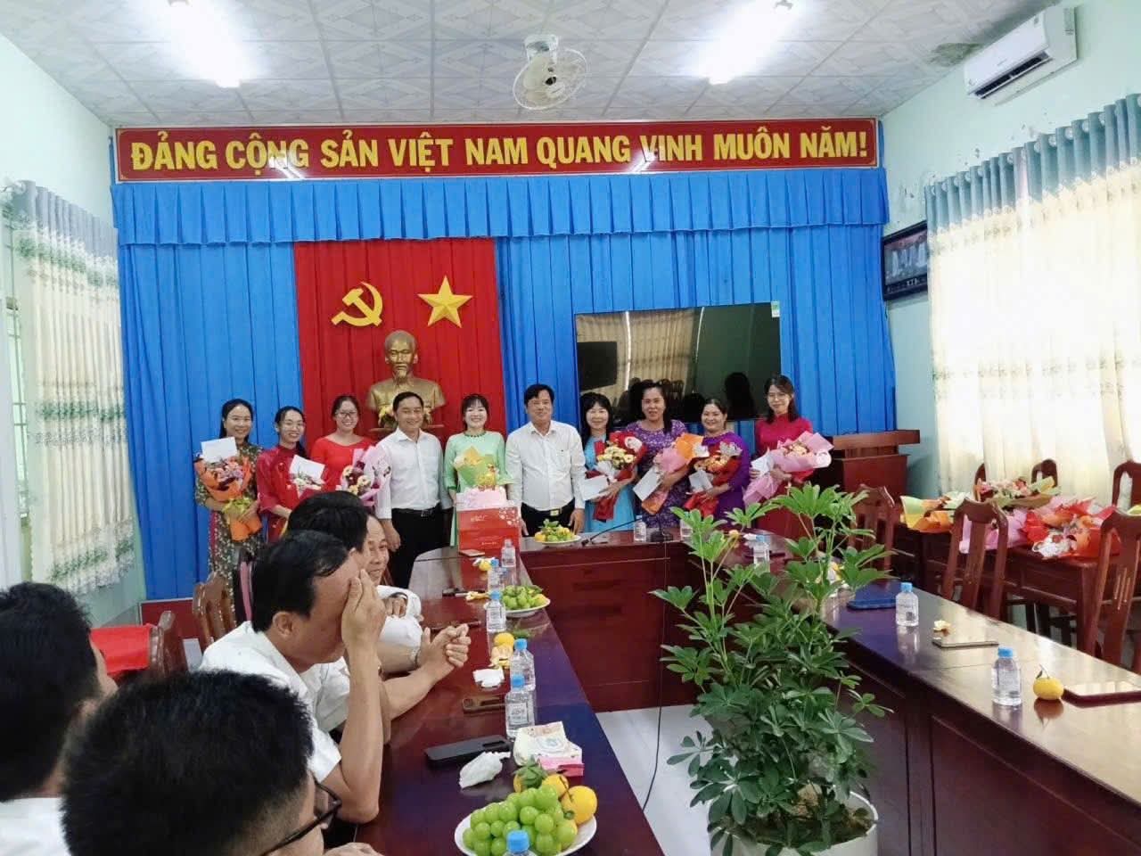 ĐẢNG ỦY – HỘI ĐỒNG NHÂN DÂN – ỦY BAN NHÂN DÂN XÃ LONG VĨNH TẶNG QUÀ CHO CÁN BỘ, CÔNG CHỨC, NGƯỜI LAO ĐỘNG NHÂN NGÀY PHỤ NỮ VIỆT NAM 20/10