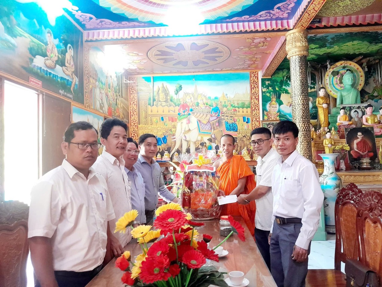 Lãnh đạo xã Long Vĩnh thăm, chúc mừng lễ Sêne Đôl ta tại các Chùa trên địa bàn xã