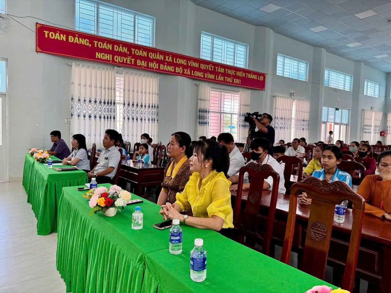 Chương trình trao học bổng cho các em học sinh có hoàn cảnh khó khăn trên địa bàn xã Long Vĩnh.