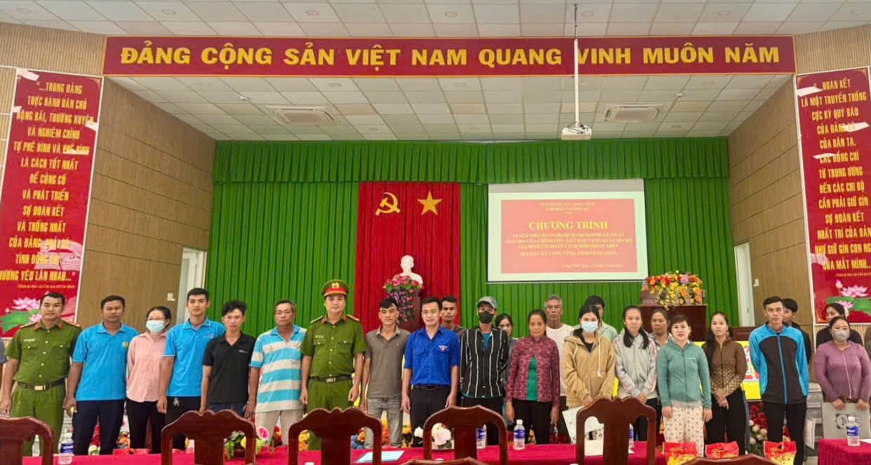 Chi đoàn Công an xã Long Vĩnh tổ chức hoạt động tuyên truyền pháp luật, kết hợp trao quà tặng cho các hộ dân khó khăn trên địa bàn. 