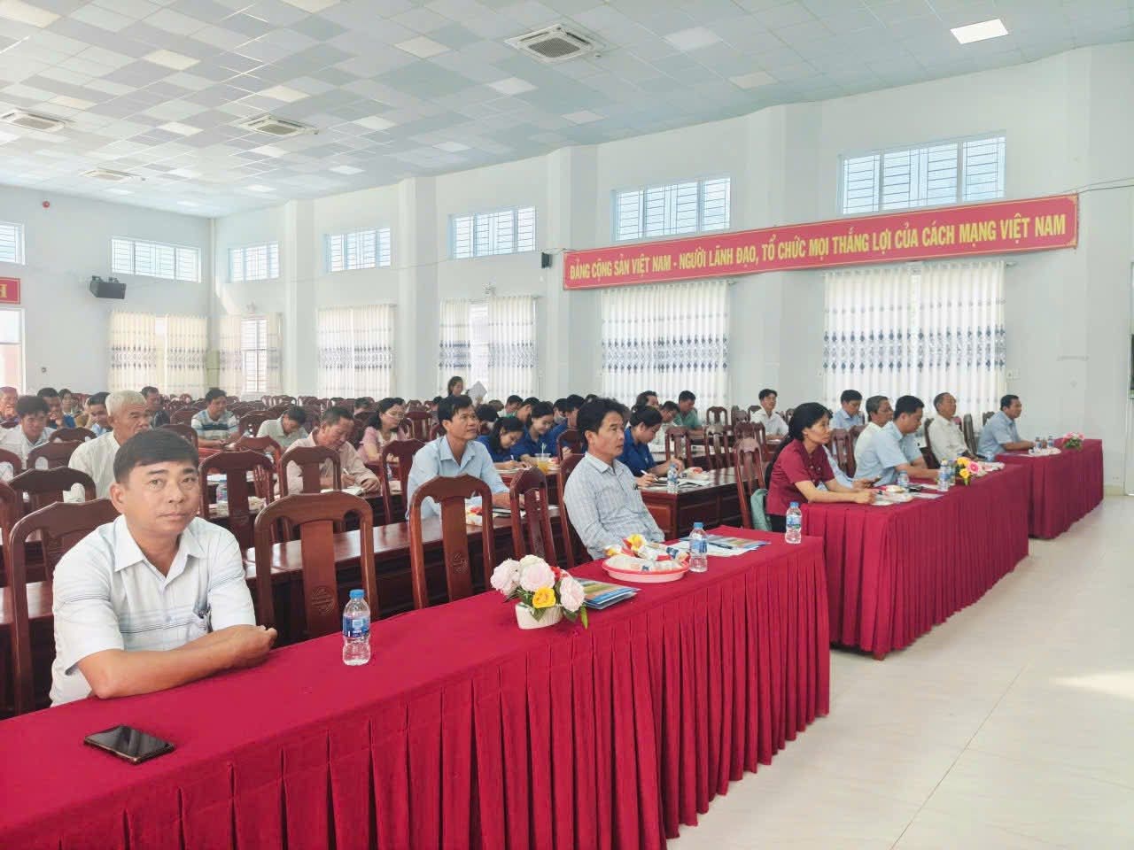 Sở Nội vụ tỉnh Vĩnh Long phối hợp Ủy ban nhân dân xã Long Vĩnh tổ chức Hội nghị tập huấn tư vấn lao động, việc làm cho lao động nông thôn