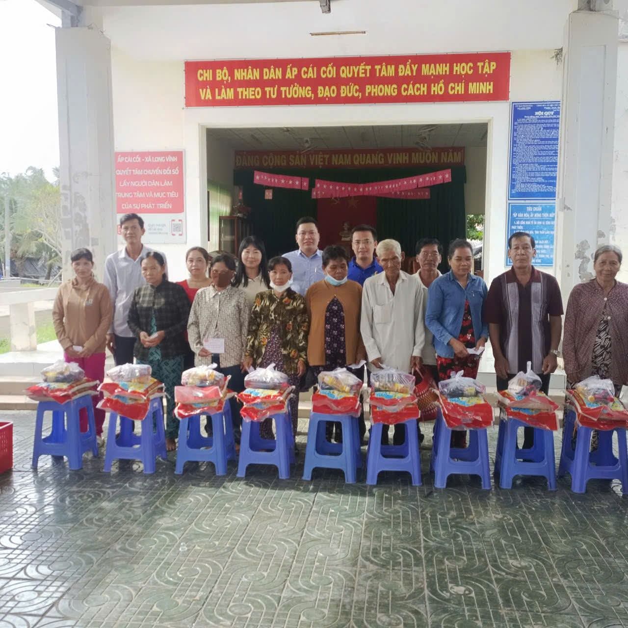 Ủy ban Mặt trận Tổ quốc Việt Nam xã Long Vĩnh phối hợp cùng mạnh thường quân chăm lo hộ nghèo, hộ khó khăn