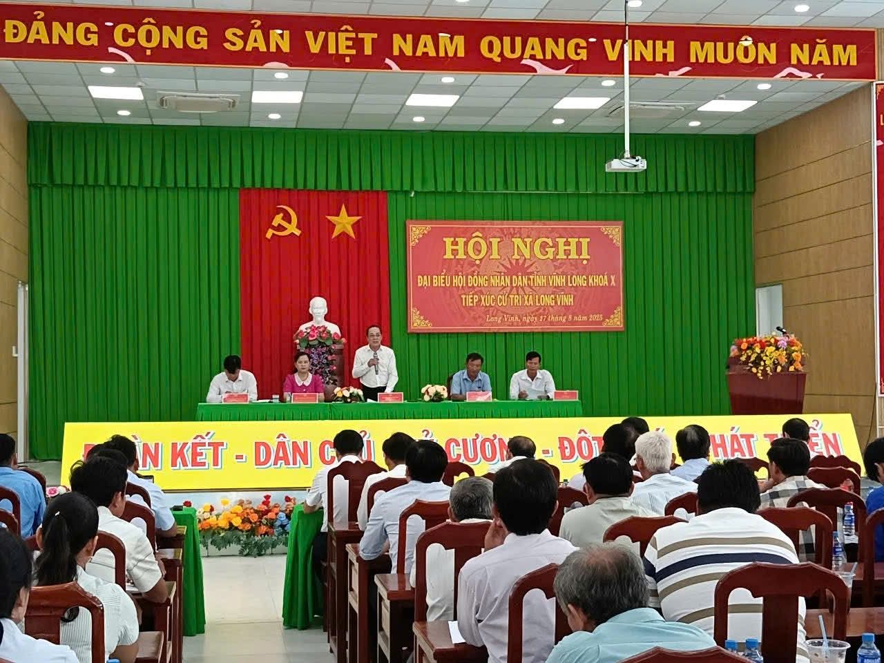 Tổ đại biểu Hội đồng nhân dân tỉnh tiếp xúc cử tri xã Long Vĩnh.