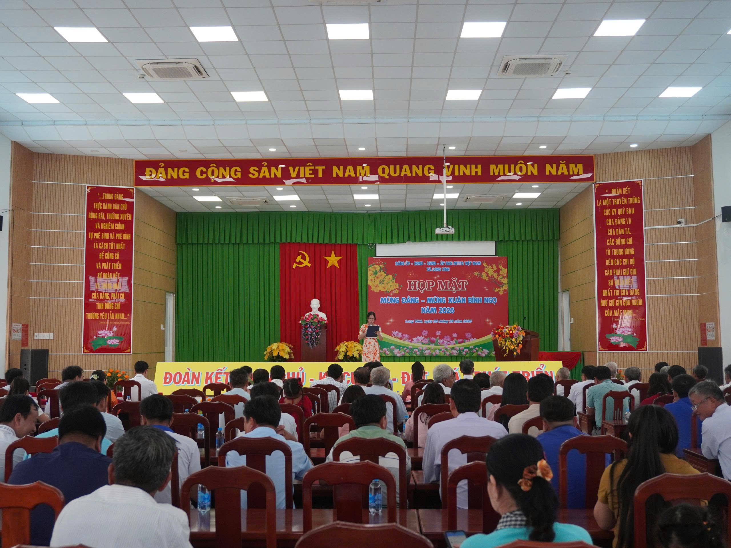 Xã Long Vĩnh tổ chức họp mặt mừng Đảng - mừng Xuân gắn với trao huy hiệu Đảng đợt 03/02 