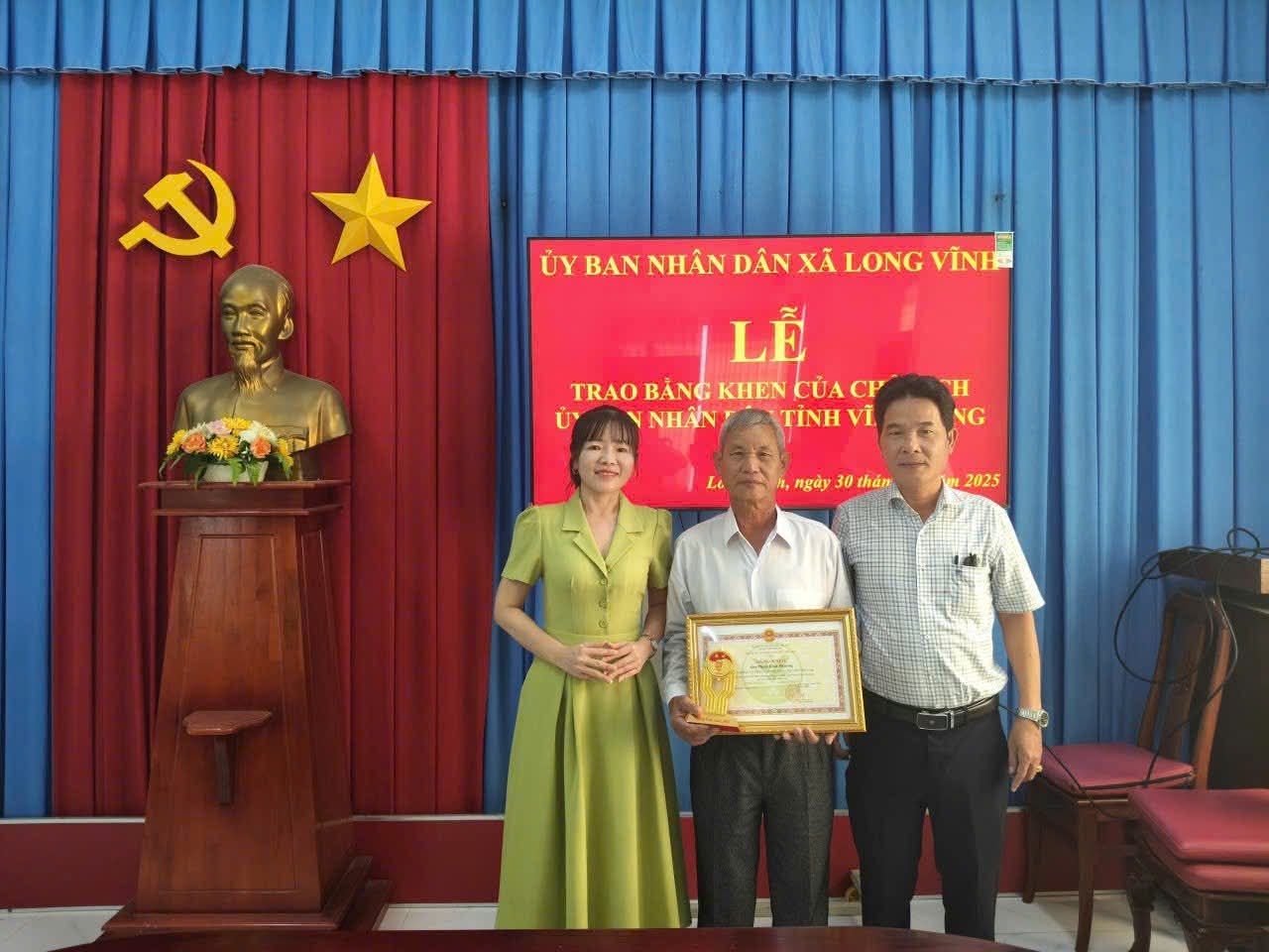 Xã Long Vĩnh trao tặng bằng khen của Chủ tịch UBND tỉnh cho cá nhân tiêu biểu trong vận động xây dựng cầu giao thông nông thôn