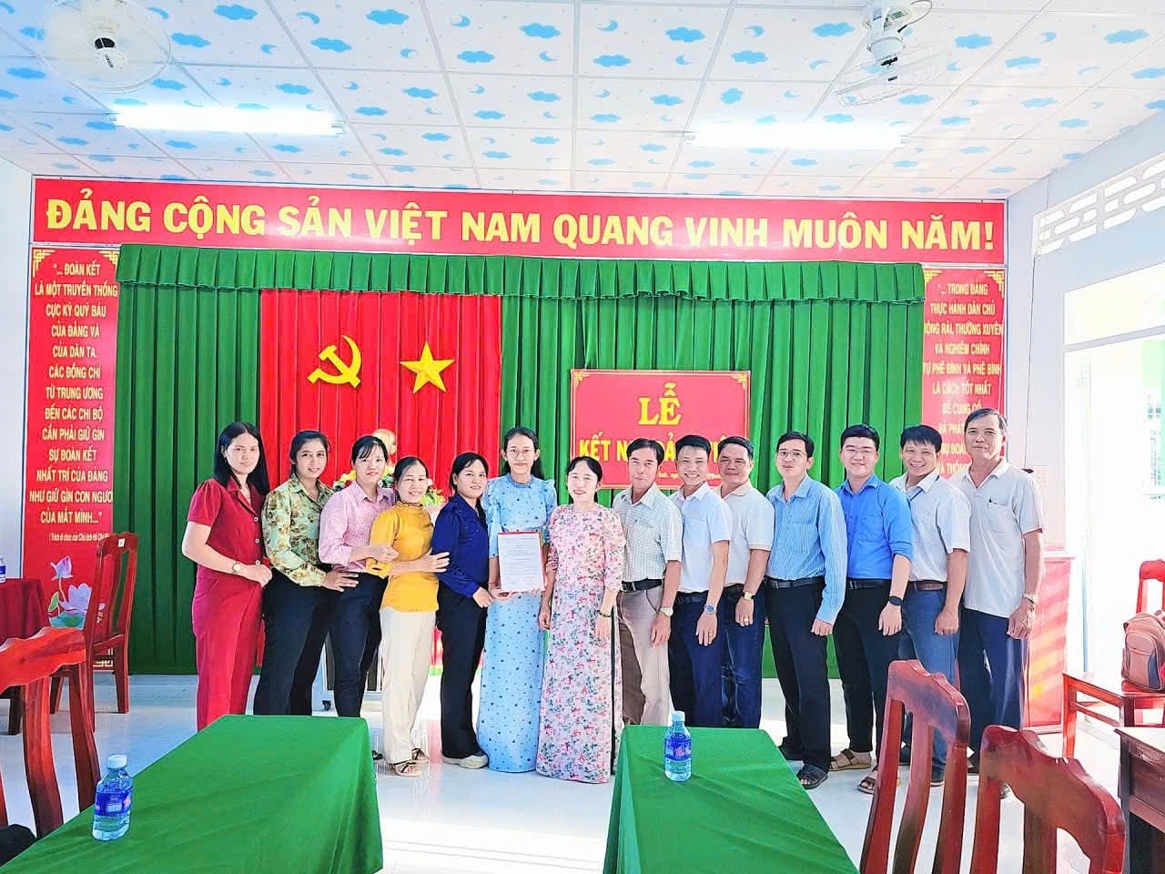 Các Chi bộ trực thuộc Đảng bộ xã Long Vĩnh tổ chức Lễ kết nạp đảng viên đợt tháng 9/2025.