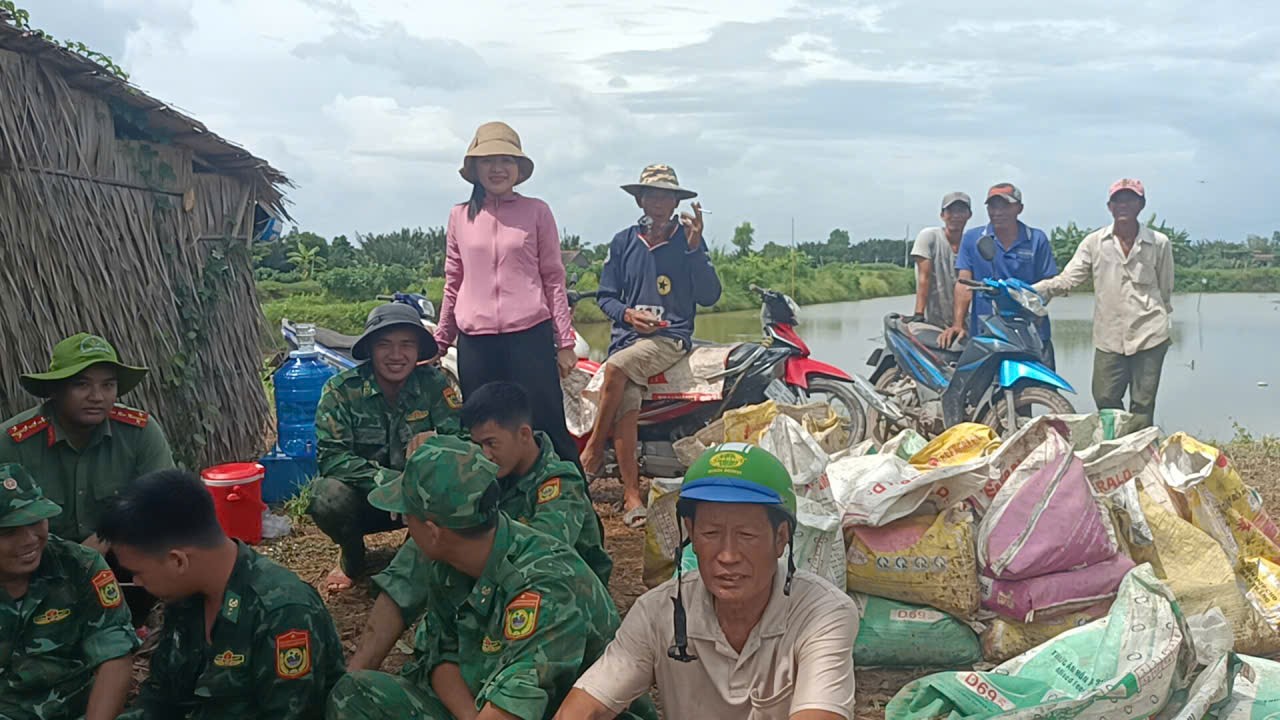 Xã Long Vĩnh chung sức sửa chữa, nâng cấp tuyến đường giao thông nông thôn.