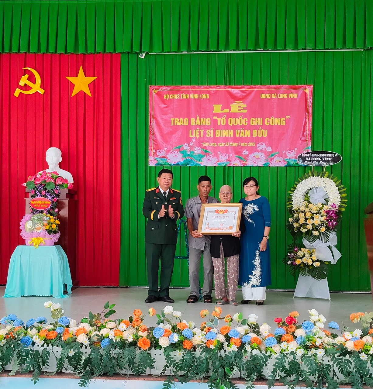 Ủy ban Nhân dân xã Long Vĩnh phối hợp với Bộ Chỉ huy Quân sự tỉnh và Sở Nội vụ tỉnh Vĩnh Long tổ chức trao bằng "Tổ quốc ghi công" cho gia đình thân nhân liệt sĩ Đinh Văn Bửu