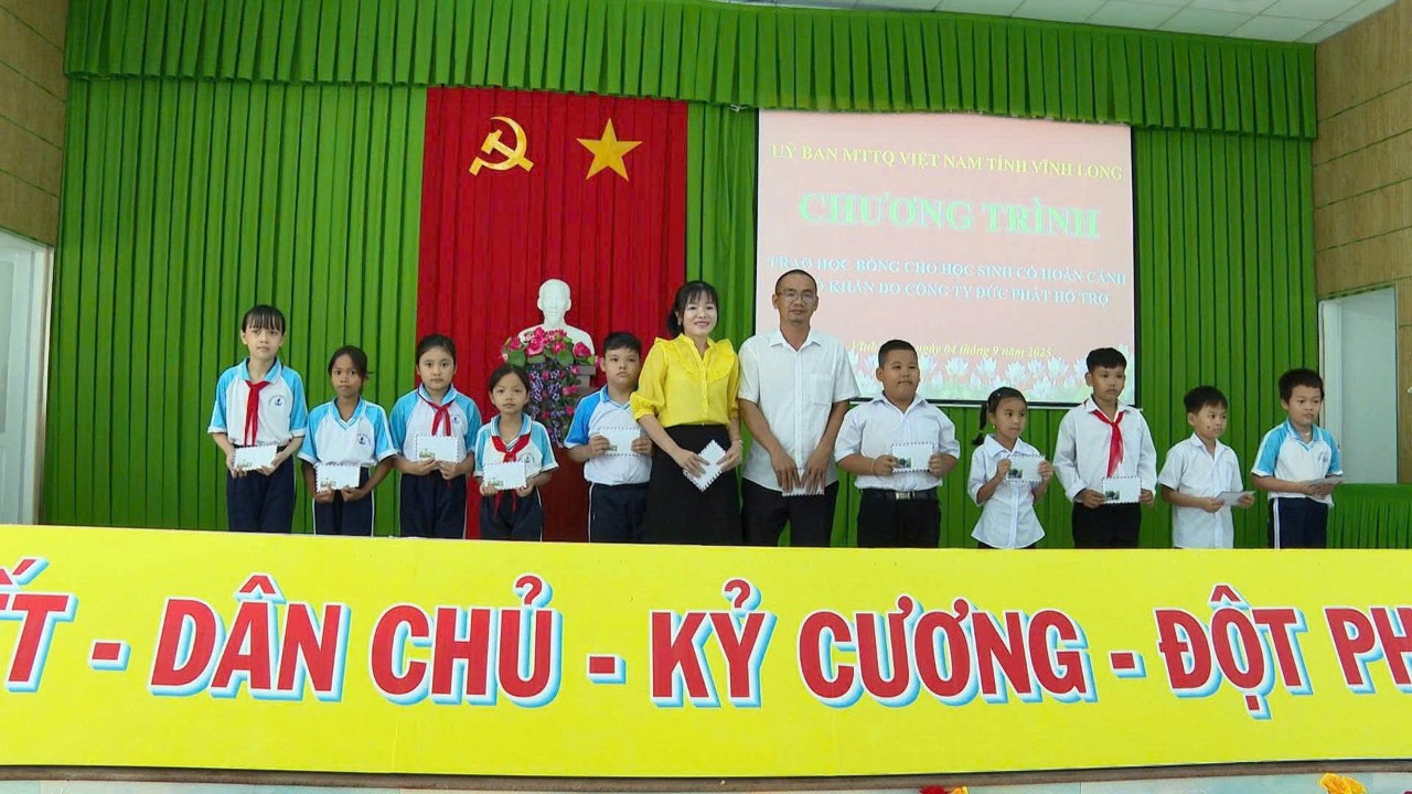 Chương trình trao học bổng cho học sinh có hoàn cảnh khó khăn
