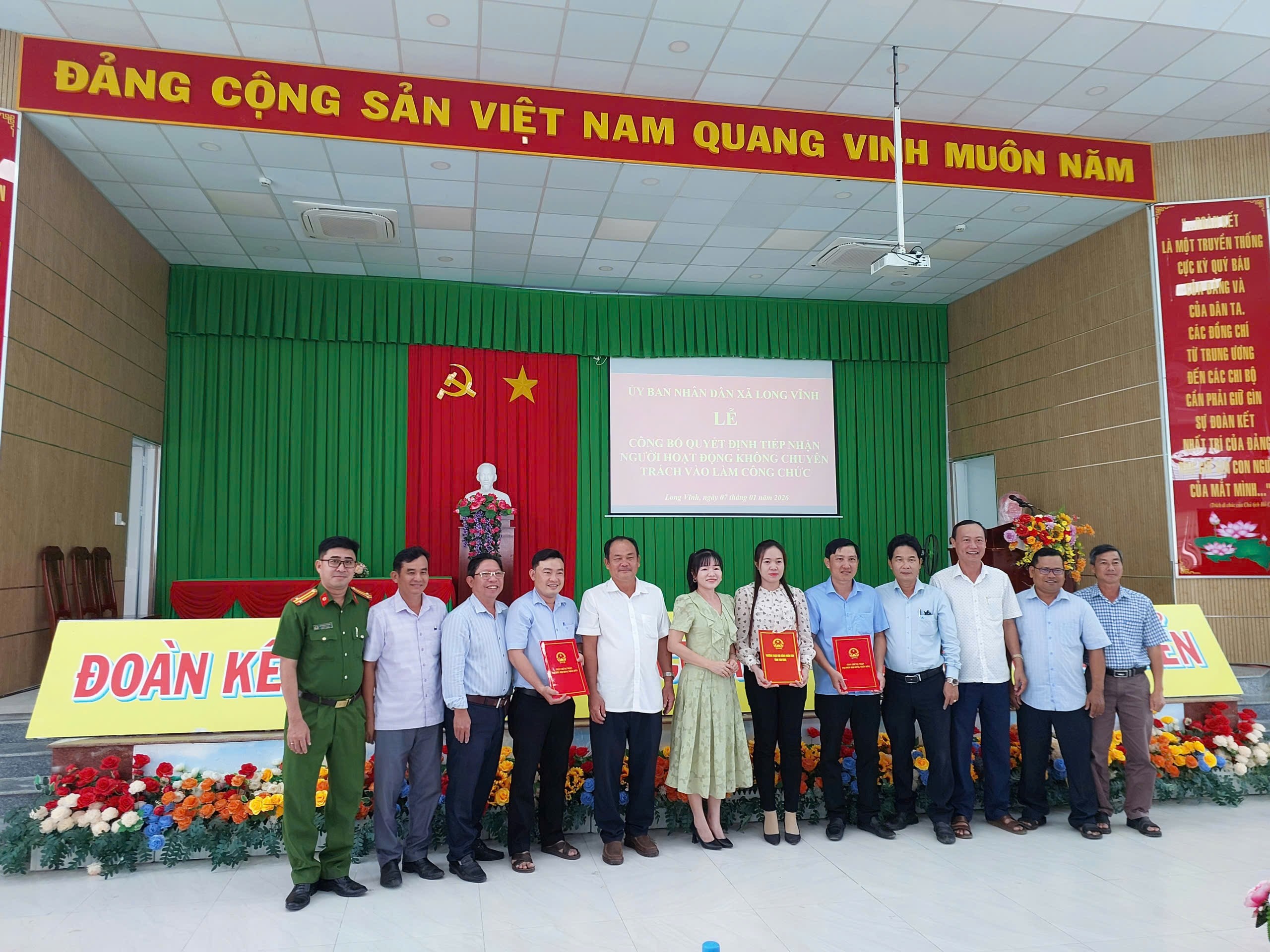 Xã Long Vĩnh công bố quyết định tiếp nhận người hoạt động bán chuyên trách vào làm công chức