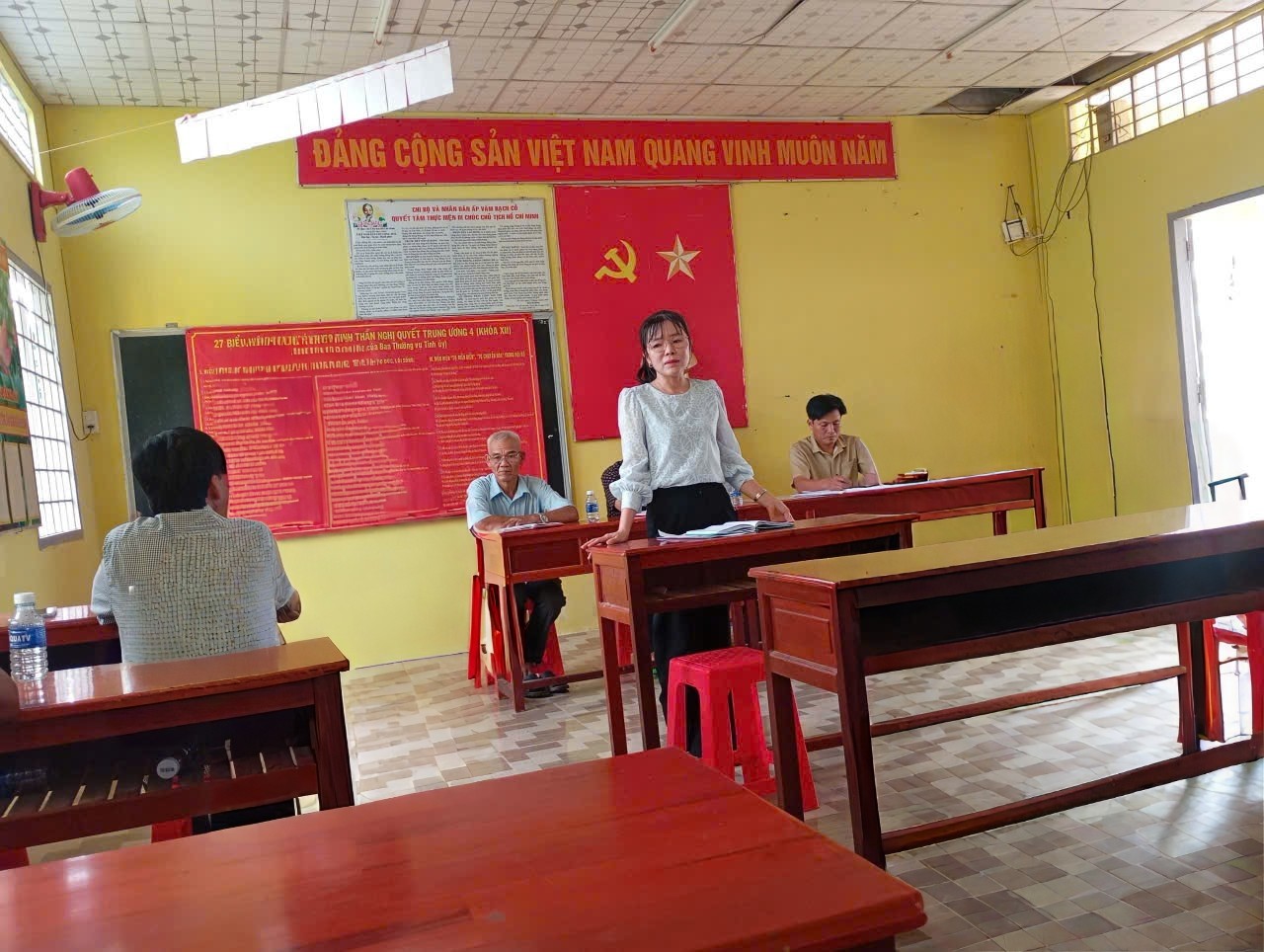 Đồng chí Bí thư Đảng ủy xã Long Vĩnh Thái Thị Mỹ Dung dự sinh hoạt ấp Vàm Rạch Cỏ