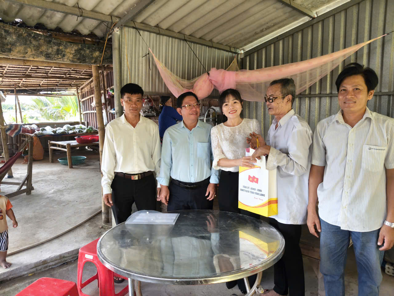 Xã Long Vĩnh tổ chức thăm, tặng quà cho gia đình có công với cách mạng. 