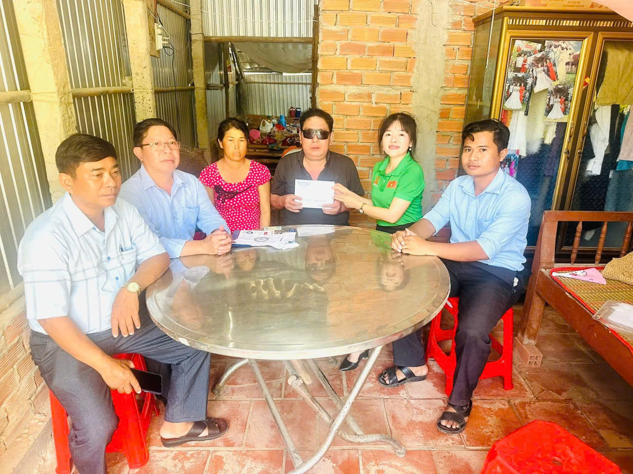 THĂM HỎI, ĐỘNG VIÊN NGƯỜI BỆNH HIỂM NGHÈO
