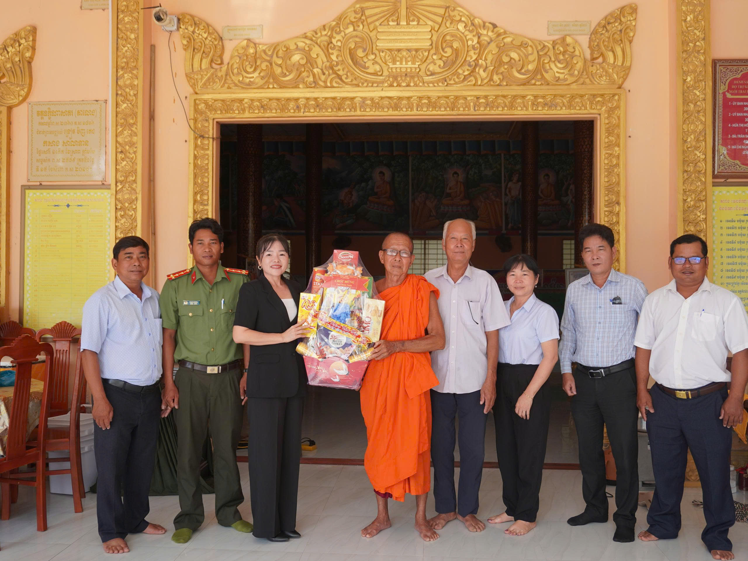 Đảng ủy, Hội đồng nhân dân, Ủy ban nhân dân, Ủy ban MTTQ Việt Nam xã Long Vĩnh tổ chức đoàn đến thăm, chúc Tết cổ truyền Chôl Chnam Thmây 