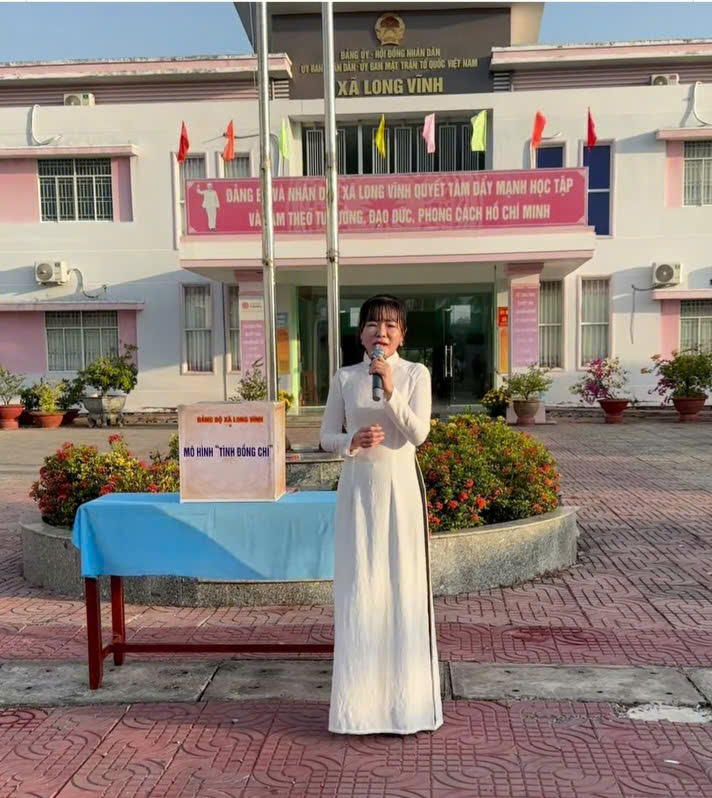 CHÀO CỜ ĐẦU TUẦN THÁNG 5 TẠI UBND XÃ LONG VĨNH