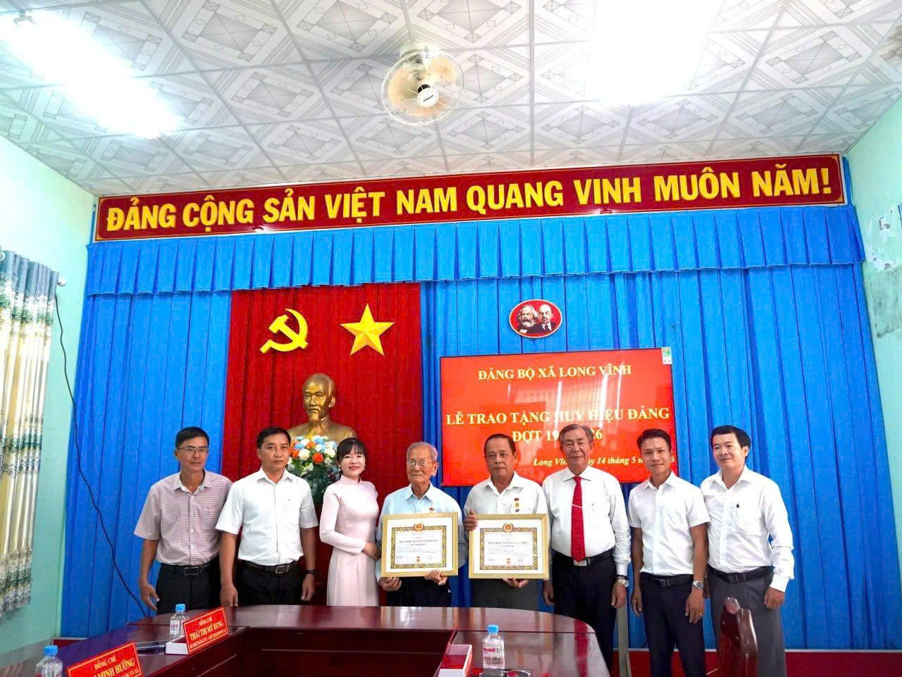 Xã Long Vĩnh tổ chức lễ trao tặng Huy hiệu Đảng cho đảng viên cao niên tuổi Đảng đợt 19/5/2026