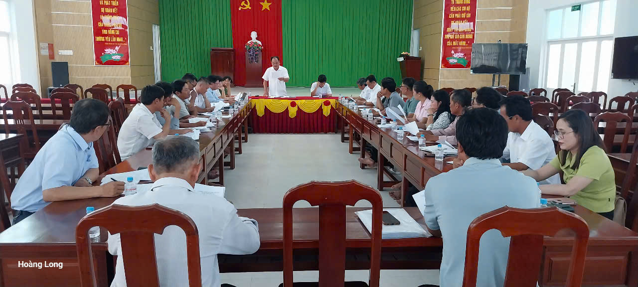 Ủy ban nhân dân xã tổ chức phiên họp Ủy ban nhân dân xã để đánh giá tình hình thực hiện nhiệm vụ phát triển kinh tế - xã hội tháng 5 và triển khai chương trình công tác tháng 6 năm 2026; thông qua Đề án sắp xếp các ấp trên địa bàn xã.