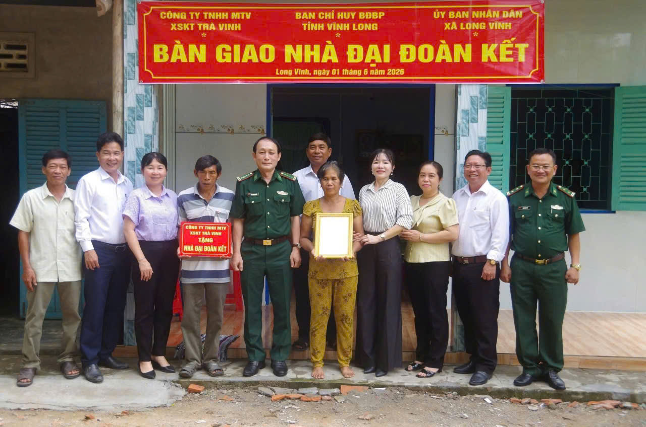Lễ bàn giao Nhà Đại đoàn kết cho hộ gia đình khó khăn về nhà ở trên địa bàn xã Long Vĩnh